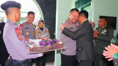Kapolres Pekalongan Berikan Kejutan Kue Ulang Tahun HUT TNI 79 Untuk Dandim 0710