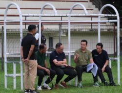 Beri Instruksi Langsung, Bupati Kembang Perintahkan Perbaikan Stadion Pecangakan Jembrana