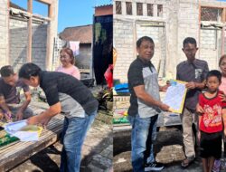 Plt. Kadis Dukcapil Jembrana Gercep Serahkan Dokumen dan Bantuan Sembako kepada Warga yang Terkena Musibah Kebakaran