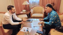 Foto: Pejabat Kedubes Rusia, Mr. Alexander Tumaykin (kiri) berdiskusi dengan Wilson Lalengke terkait seminar online internasional.